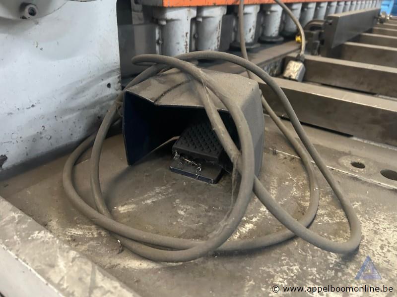 Industriële plaatschaar LVD MV-E met een maximale diktecapaciteit van 6 mm. Inclusief voetpedaal – foto 4 – kavel bij Appelboom