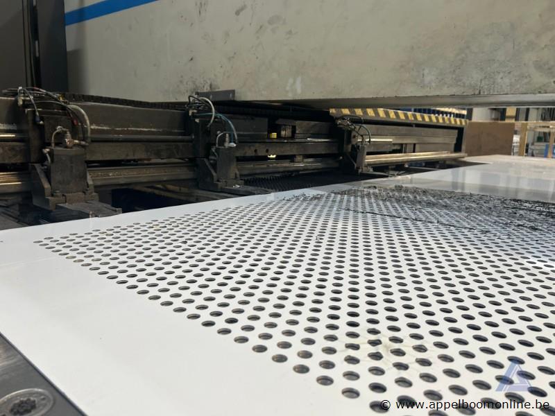 Industriële ponsmachine LVD DELTA 1500 met een vermogen van 36 kW en een maximale ponskracht van 200 kN. De machine werkt op 400 V en heeft bouwjaa… – foto 3 – kavel bij Appelboom