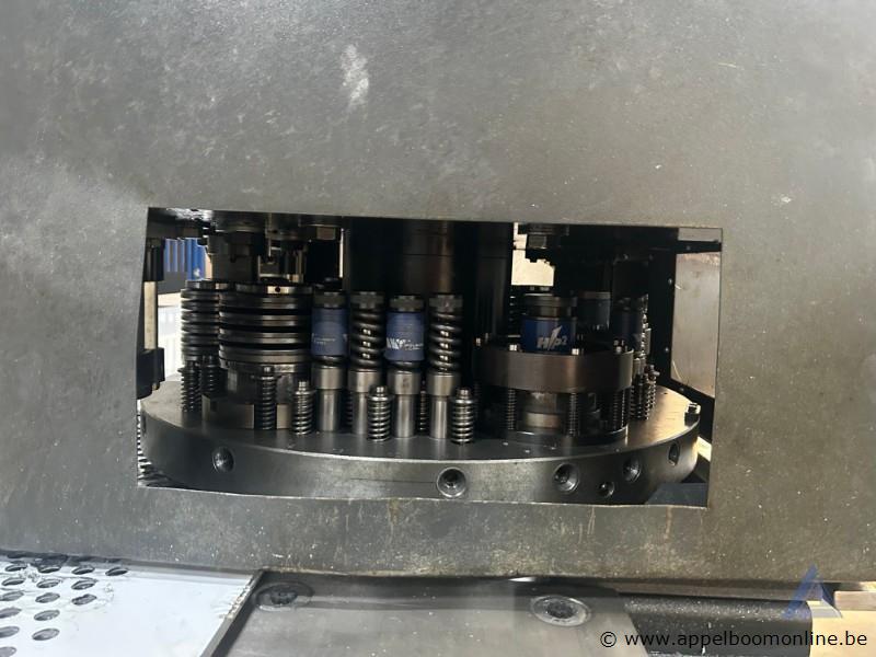 Industriële ponsmachine LVD DELTA 1500 met een vermogen van 36 kW en een maximale ponskracht van 200 kN. De machine werkt op 400 V en heeft bouwjaa… – foto 4 – kavel bij Appelboom