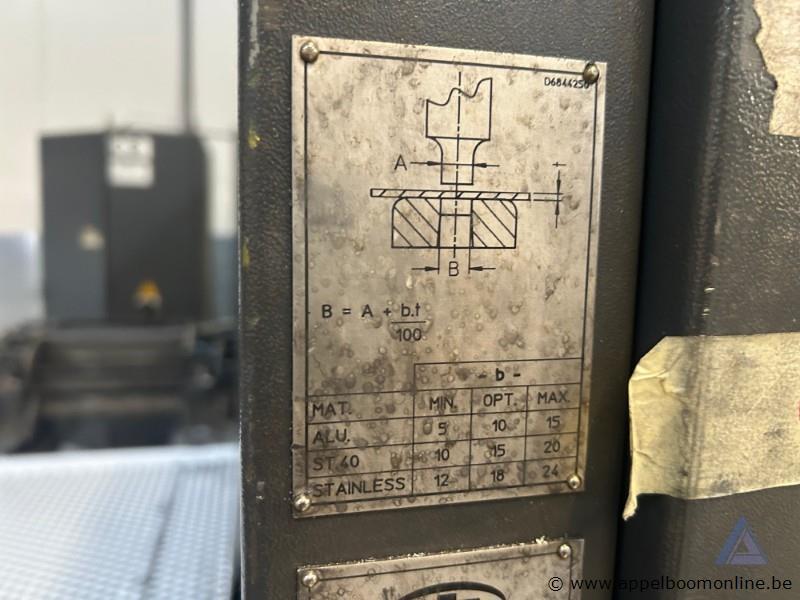 Industriële ponsmachine LVD DELTA 1500 met een vermogen van 36 kW en een maximale ponskracht van 200 kN. De machine werkt op 400 V en heeft bouwjaa… – foto 5 – kavel bij Appelboom
