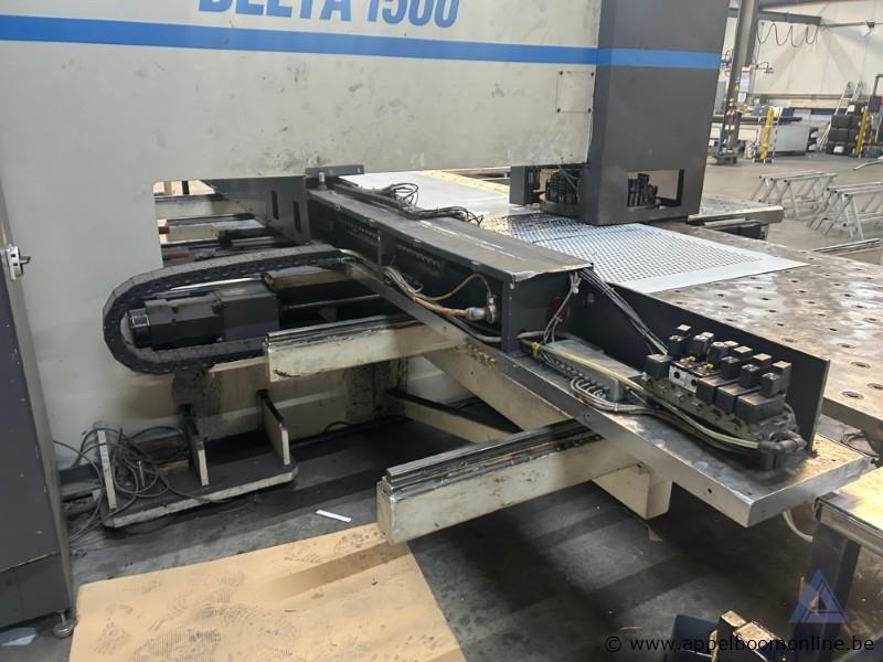 Industriële ponsmachine LVD DELTA 1500 met een vermogen van 36 kW en een maximale ponskracht van 200 kN. De machine werkt op 400 V en heeft bouwjaa… – foto 9 – kavel bij Appelboom