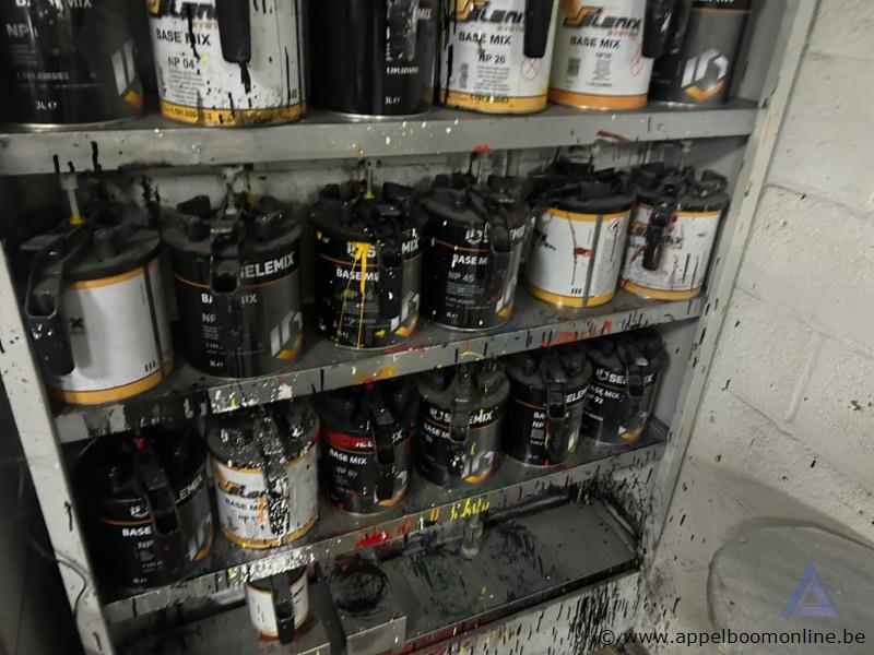 Automatische verfmengmachine JELEMIX PaintManager XI met geïntegreerde computer en PaintManager XI software. Inclusief diverse rekken met verfblikken – foto 3 – kavel bij Appelboom