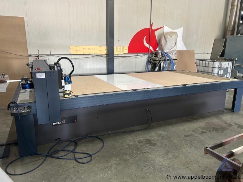 CNC freesmachine van het merk COSIGN GRAPHIC SYSTEMS. Voorzien van een bedieningspaneel met vacuüm- en stofzuigerfuncties. 22646 werkuren – foto 2 – kavel bij Appelboom