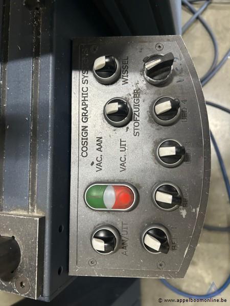CNC freesmachine van het merk COSIGN GRAPHIC SYSTEMS. Voorzien van een bedieningspaneel met vacuüm- en stofzuigerfuncties. 22646 werkuren – foto 3 – kavel bij Appelboom