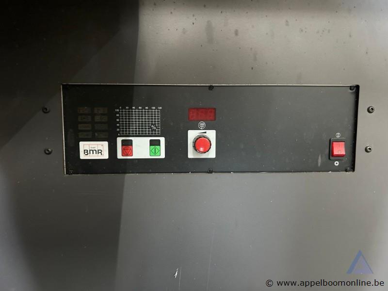 CNC freesmachine van het merk COSIGN GRAPHIC SYSTEMS. Voorzien van een bedieningspaneel met vacuüm- en stofzuigerfuncties. 22646 werkuren – foto 4 – kavel bij Appelboom