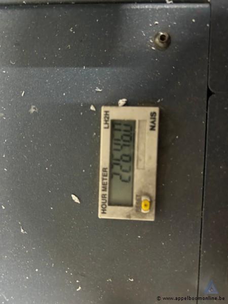 CNC freesmachine van het merk COSIGN GRAPHIC SYSTEMS. Voorzien van een bedieningspaneel met vacuüm- en stofzuigerfuncties. 22646 werkuren – foto 5 – kavel bij Appelboom