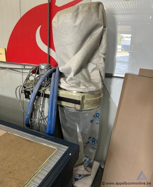 CNC freesmachine van het merk COSIGN GRAPHIC SYSTEMS. Voorzien van een bedieningspaneel met vacuüm- en stofzuigerfuncties. 22646 werkuren – foto 6 – kavel bij Appelboom