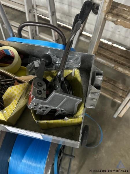 Omsnoeringsset bestaande uit een dispenser voor omsnoeringsband, een rol omsnoeringsband en een handmatig omsnoeringsgereedschap. Inclusief diverse… – foto 3 – kavel bij Appelboom