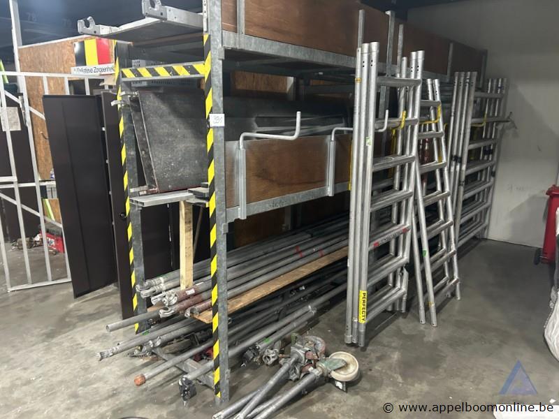 Lot steigeronderdelen, bestaande uit diverse metalen frames, liggers, houten platforms en verstelbare voeten – foto 2 – kavel bij Appelboom