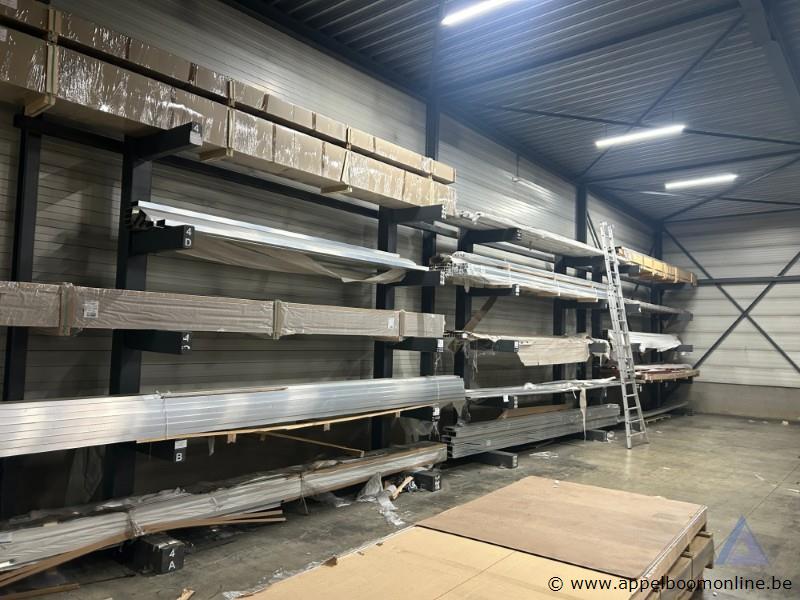 Metalen platenrekken, totale lengte 17 m – kavel bij Appelboom