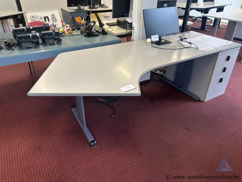 L-vormig kantoorbureau met ladeblok, afmetingen 260 x 170 cm – foto 2 – kavel bij Appelboom