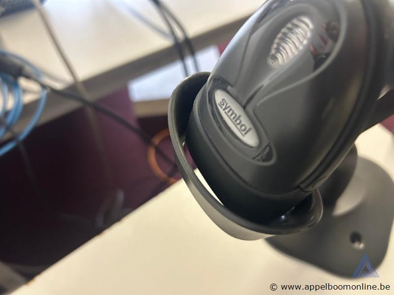 Computerwerkstation met monitor HP P201, toetsenbord en muis, inclusief barcodescanner Symbol met flexibele standaard. Werking niet gekend – foto 4 – kavel bij Appelboom