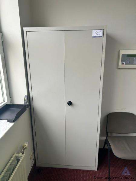 Lot diverse kantoorbenodigdheden, opgeborgen in een metalen kast afmetingen 190 x 90 cm – foto 2 – kavel bij Appelboom