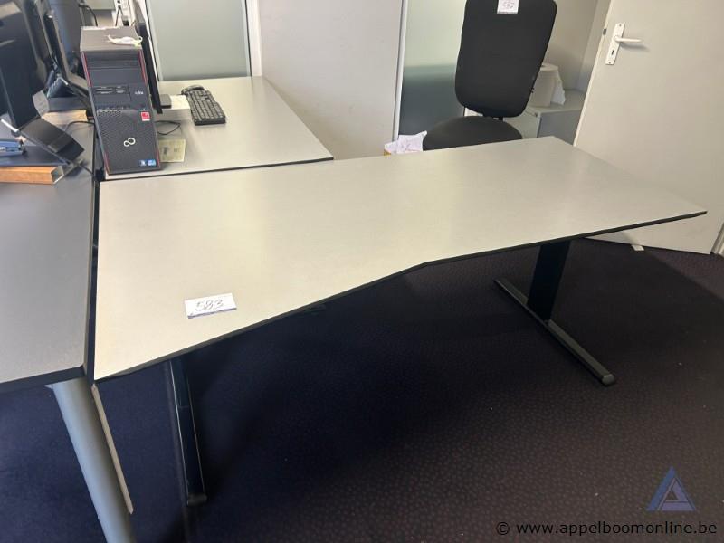 L-vormig kantoorbureau, afmetingen 180 x 215 cm – foto 2 – kavel bij Appelboom
