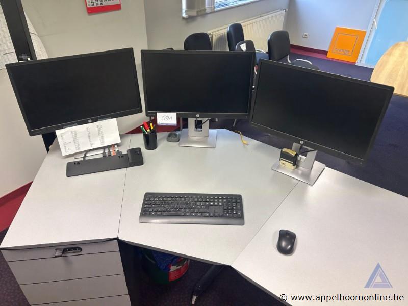 Computerwerkstation met drie monitoren wo. HP EliteDisplay E240, inclusief toetsenbord, muis en docking station. Werking niet gekend – kavel bij Appelboom