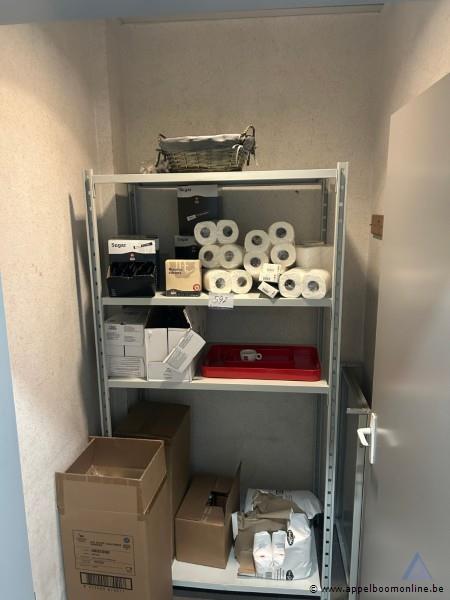 Metalen rek met diverse, toiletpapier en verpakte goederen – kavel bij Appelboom