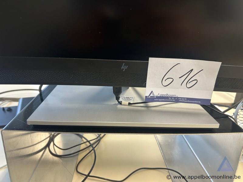 3 computermonitoren, waarvan 1x HP en 1x iiyama, inclusief toetsenbord en muis. Werking niet gekend – foto 4 – kavel bij Appelboom
