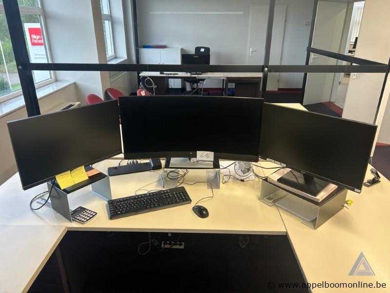 3 computermonitoren, waarvan 1x HP en 1x iiyama, inclusief toetsenbord en muis. Werking niet gekend – kavel bij Appelboom