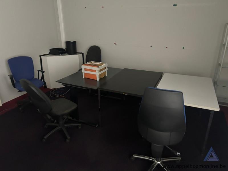Lot kantoormeubelen, bestaande uit 2 L-vormige kantoorbureaus, 2 rechthoekige kantoorbureaus en 4 bureaustoelen – foto 3 – kavel bij Appelboom