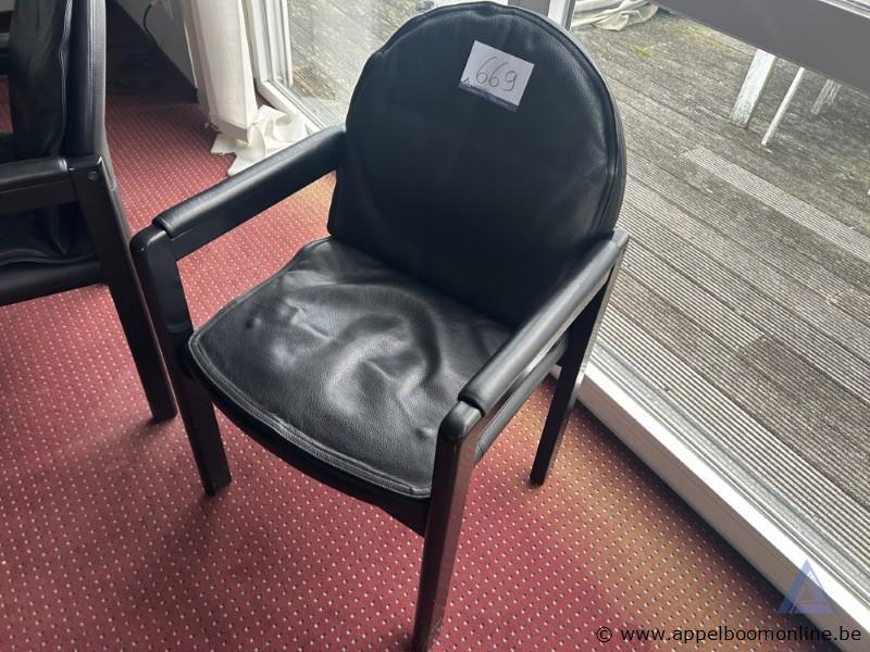6 stoelen in skai bekleed – foto 2 – kavel bij Appelboom