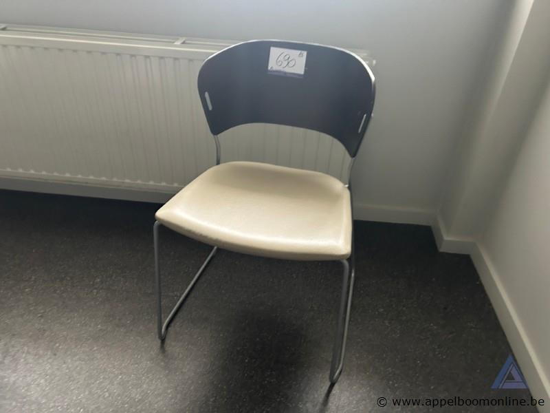 8 stoelen in skai bekleed – foto 2 – kavel bij Appelboom