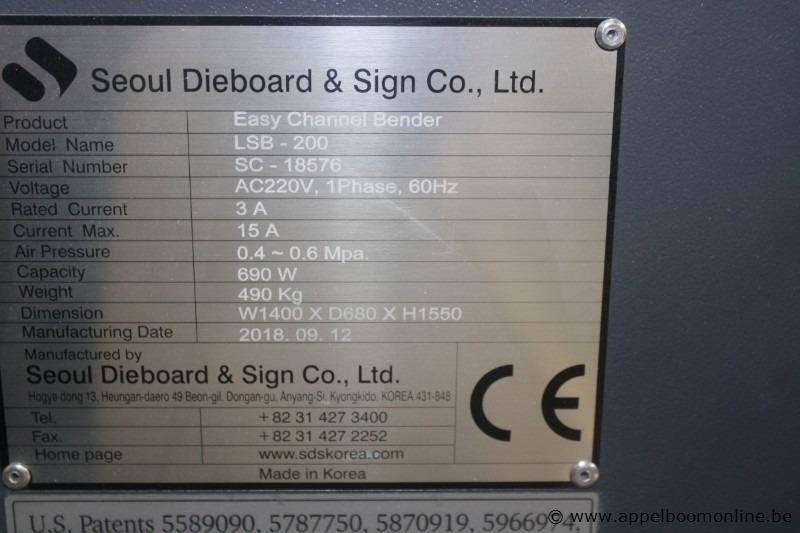 Kanaalbuigmachine Dominosign L-Lite SignBender LSB-200, bouwjaar 2018, serienummer SC-18576, 0,69 kW, 220 V, 1 fasen, 1400x680x1550 mm, 490 kg, CE-… – foto 4 – kavel bij Appelboom