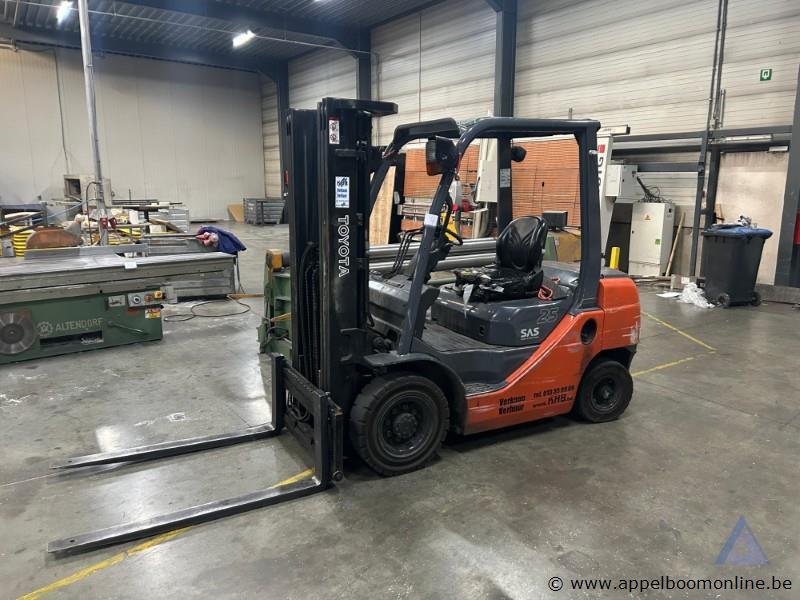 Heftruck TOYOTA 52-8FDF25, bedrijfsuren 3.538,5 u, hefvermogen 2.500 kg, solid banden, bouwjaar 2013, 3.539 u, 2500 kg, 4,7 m, standaard mast, 4.11… – foto 2 – kavel bij Appelboom