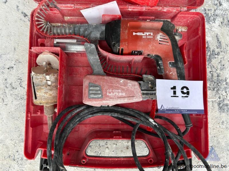 Elektrische schroefmachine HILTI SD 5000, 0,71 kW, 230 V. Inclusief Hilti SMD 57 schroefmagazijn, boor/gatenzaag en koffer. Werking niet gekend – foto 2 – kavel bij Appelboom