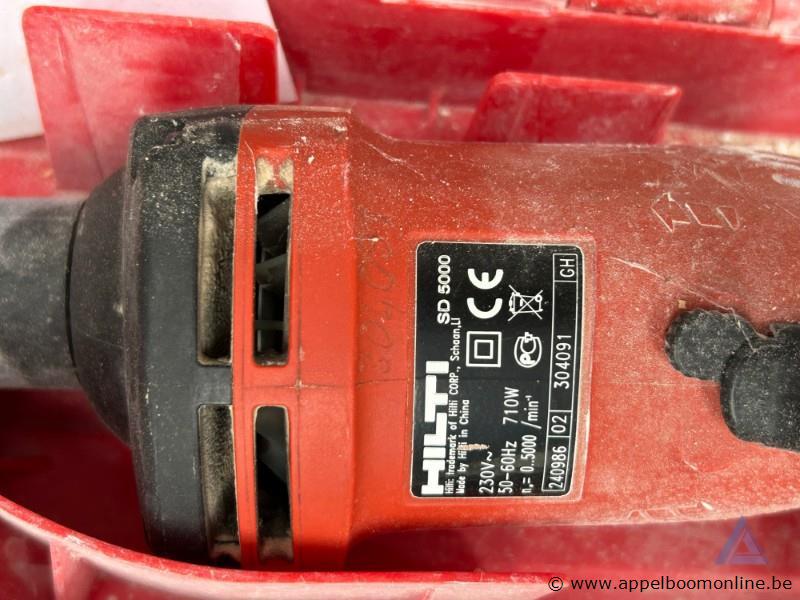 Elektrische schroefmachine HILTI SD 5000, 0,71 kW, 230 V. Inclusief Hilti SMD 57 schroefmagazijn, boor/gatenzaag en koffer. Werking niet gekend – foto 4 – kavel bij Appelboom