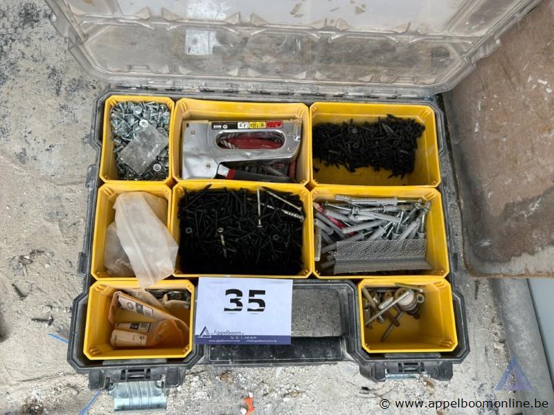 Organizer STANLEY FATMAX, inhoudende diverse bevestigingsmaterialen (schroeven, bouten, pluggen) en een tacker – foto 2 – kavel bij Appelboom