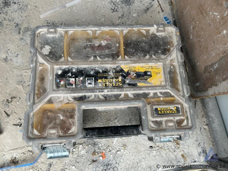 Organizer STANLEY FATMAX, inhoudende diverse bevestigingsmaterialen (schroeven, bouten, pluggen) en een tacker – foto 3 – kavel bij Appelboom