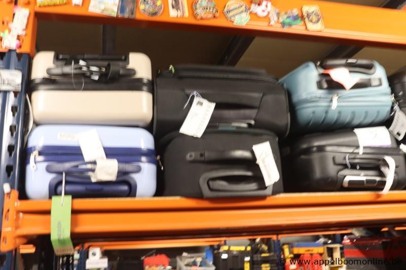 lot reiskoffers – foto 4 – kavel bij Appelboom