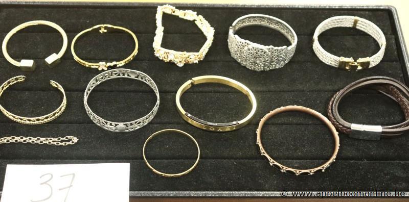 12 diverse armbanden – foto 2 – kavel bij Appelboom