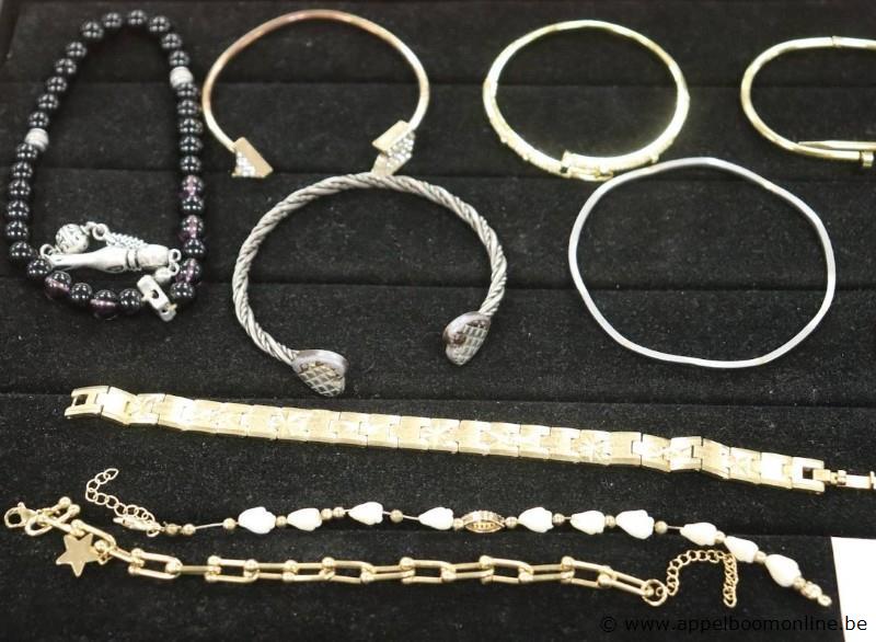 12 diverse armbanden – foto 2 – kavel bij Appelboom