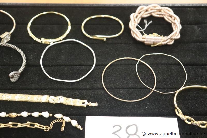 12 diverse armbanden – foto 3 – kavel bij Appelboom
