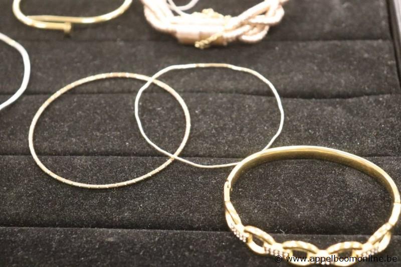 12 diverse armbanden – foto 4 – kavel bij Appelboom