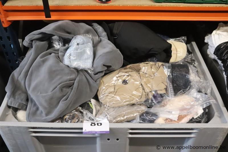 lot 2de hands kledij, zonder de pvc bak – foto 2 – kavel bij Appelboom