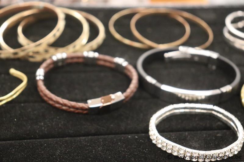 12 diverse armbanden – foto 4 – kavel bij Appelboom