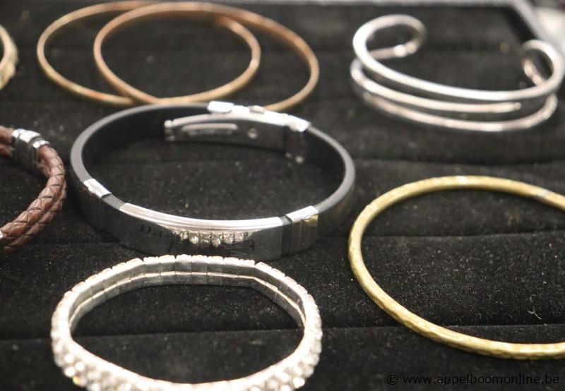 12 diverse armbanden – foto 5 – kavel bij Appelboom