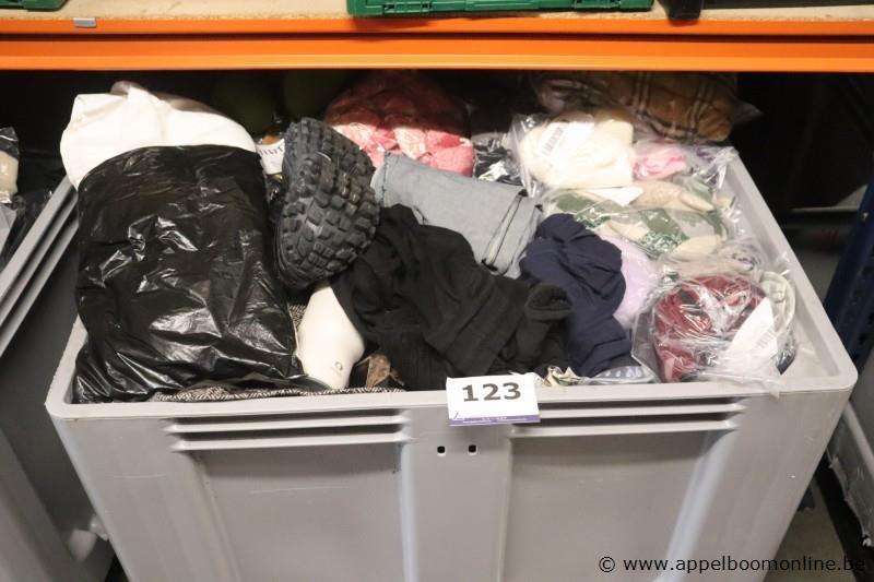lot 2de hands kledij, zonder de pvc bak – foto 2 – kavel bij Appelboom