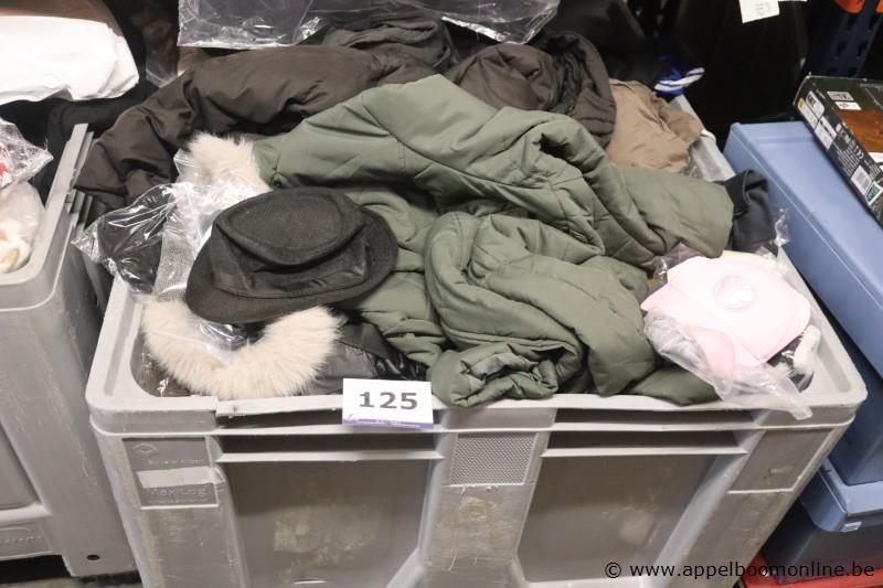 lot 2de hands kledij, zonder de pvc bak – foto 2 – kavel bij Appelboom