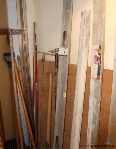Lot diverse handgereedschappen en aluminium waterpassen, waaronder schoppen en harken, Solid Plus – foto 2 – kavel bij Appelboom