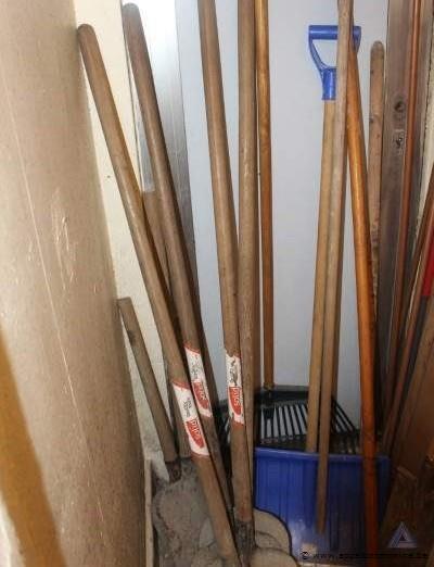 Lot diverse handgereedschappen en aluminium waterpassen, waaronder schoppen en harken, Solid Plus – foto 3 – kavel bij Appelboom