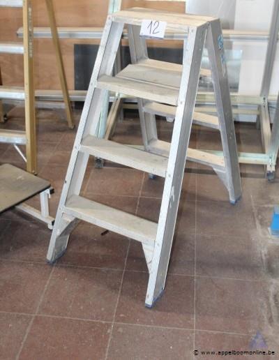 Alu trapladder met 4 treden – foto 2 – kavel bij Appelboom