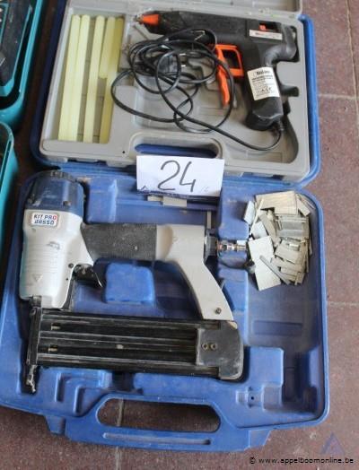 Lijmpistool BizLine met lijmsticks en pneumatische nietmachine KIT PRO BASSO met nieten, beide in koffer. Werking niet gekend – foto 2 – kavel bij Appelboom
