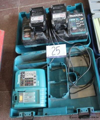 Twee acculaders Makita DC40B en Makita DC18RA, inclusief koffer, met twee Makita accu's. Werking niet gekend – foto 2 – kavel bij Appelboom