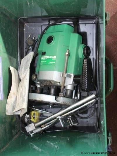 Bovenfreesmachine HITACHI M 12V, handleiding, in metalen koffer. Werking niet gekend – foto 2 – kavel bij Appelboom
