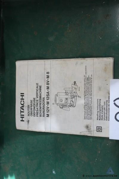 Bovenfreesmachine HITACHI M 12V, handleiding, in metalen koffer. Werking niet gekend – foto 3 – kavel bij Appelboom