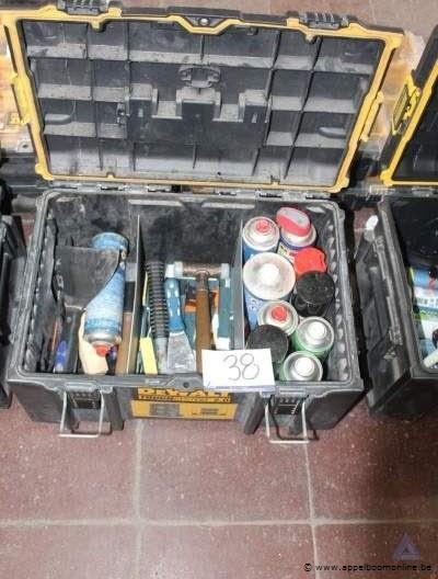 Gereedschapskoffer DEWALT TOUGHSYSTEM 2.0, gevuld met diverse handgereedschappen zoals plamuurmessen, borstels en een hamer, diverse handgereedscha… – foto 2 – kavel bij Appelboom