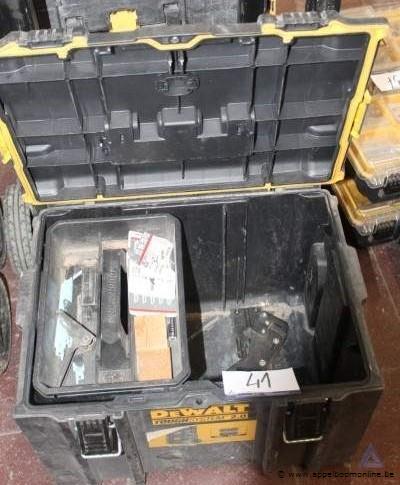 Gereedschapskoffer met interne opbergbak en diverse kleine materialen, DEWALT TOUGHSYSTEM 2.0 – foto 2 – kavel bij Appelboom